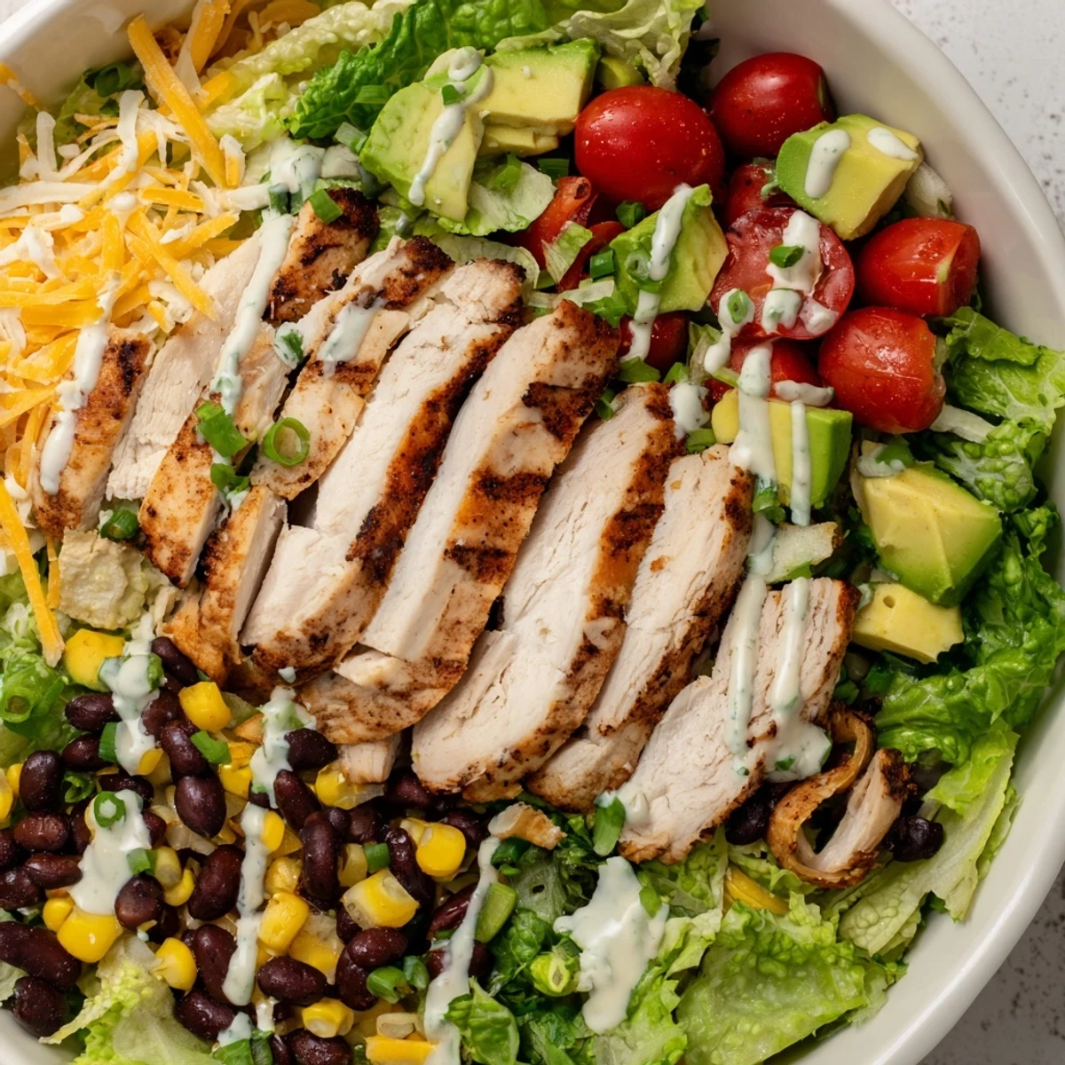 Ein leckeres Crunchy Taco Chicken Salad mit gewürztem Hühnchen, knackigen Taco-Schalen und cremiger Sauce.  