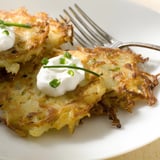 Herzhafte Country Potato Pancakes auf einem Teller, ein rustikales und beruhigendes Gericht aus Kartoffeln.