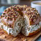 Protein Bagels mit griechischem Joghurt und Everything Seasoning: goldbraune, fluffige Bagels mit knuspriger, aromatischer Kruste.