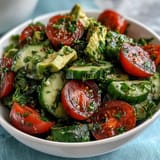 2. Bunter Sommersalat mit cremiger Avocado, knackigen Gurken und saftigen Tomaten in Zitronenvinaigrette.