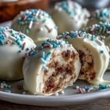 Festliche Oster-Eier aus weißer Schokolade mit Erdnussbutter und bunten Streuseln.