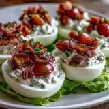 Diese BLT Deviled Eggs locken mit gebratenem Speck und saftigen Tomaten.