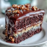 Saftiger Schokoladenkuchen mit cremigem Erdbeerbutter-Topping und knusprigen Brezeln.