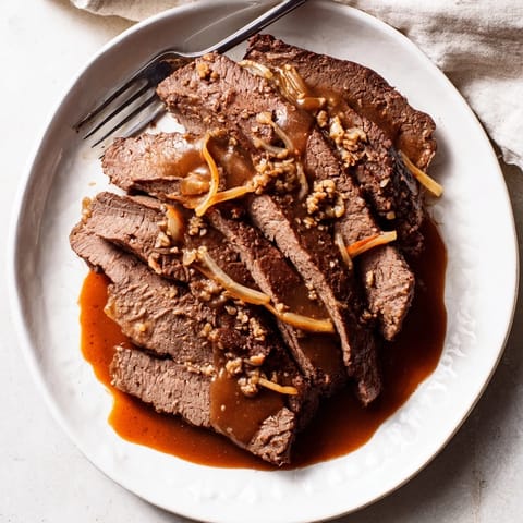 Einfache Sauerbraten-Rezeptfoto mit zarter Rinderbraten über knusprigem Gemüse.  