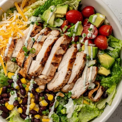 Ein leckeres Crunchy Taco Chicken Salad mit gewürztem Hühnchen, knackigen Taco-Schalen und cremiger Sauce.  