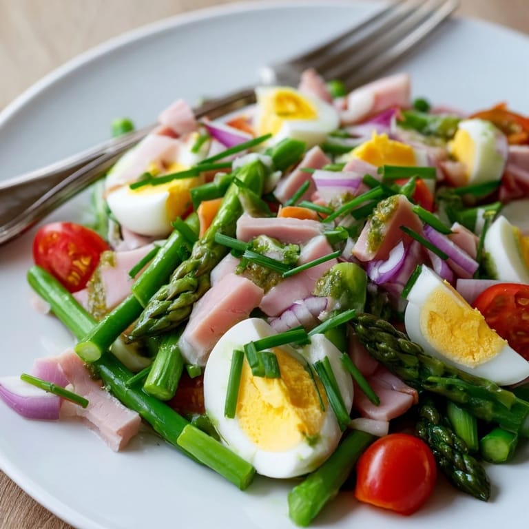 Vibranter Spargelsalat mit Schinken und Eiern, perfekt für ein leichtes Mittagessen.  