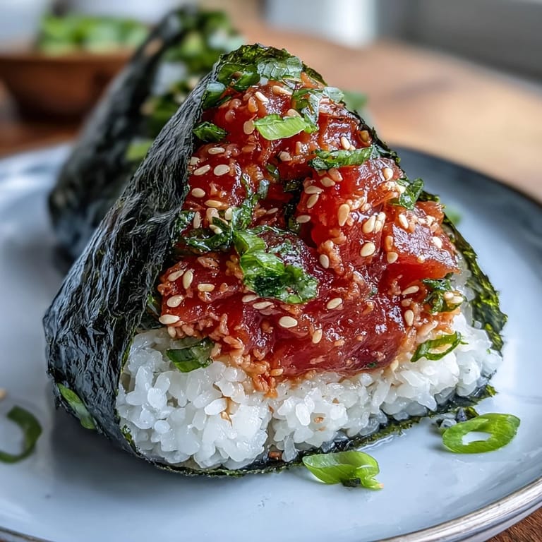 3. Frische Spicy Tuna Onigiri – handgeformte Reisbällchen mit scharfer Thunfisch-Mischung, ideal für ein schnelles Mittagessen oder Picknick.