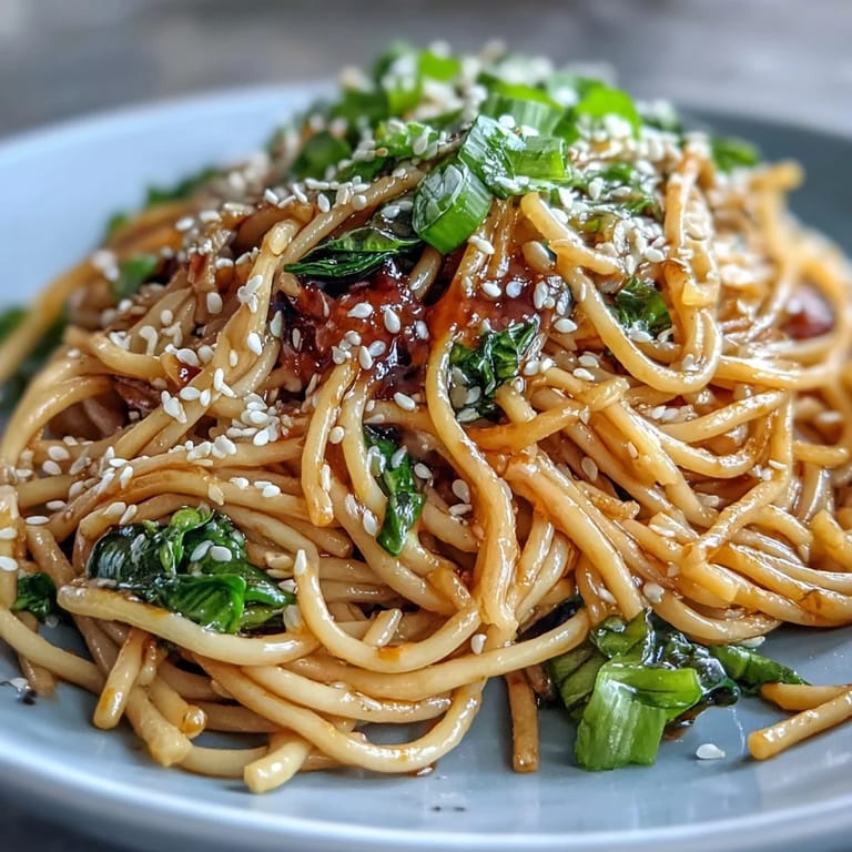 3. Bunte asiatische Nudeln mit Ingwer-Schnittlauch-Sauce und sautiertem Gemüse, perfekt für ein schnelles und gesundes Abendessen.