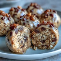 1. Peanut Butter Energy Balls mit dunklen Schokoladenstückchen – cremige Erdnussbutter, Haferflocken und Schokolade zu perfekten Snacks verarbeitet.